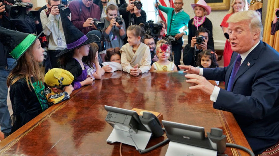 Trump reparte dulces y arremete contra la prensa