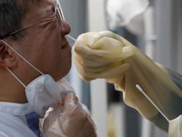 Recomienda OMS continuar con pruebas en personas en contacto con pacientes con COVID-19