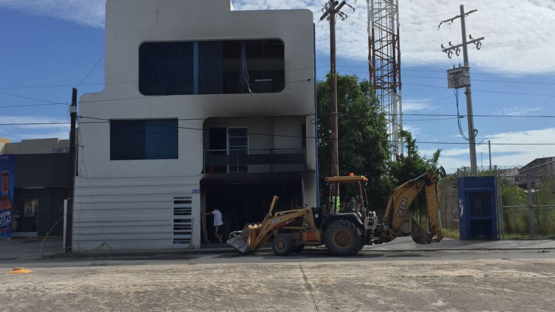 Estalla artefacto en un edificio comercial 