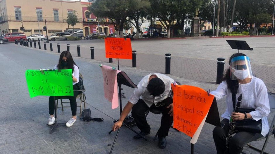 Banda Musical de Matamoros se manifiesta y toca a mitad de calle frente a presidencia