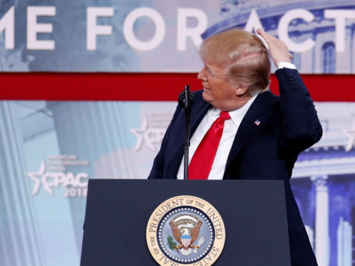 “Hago lo posible para esconder mi parte calva”: Trump 