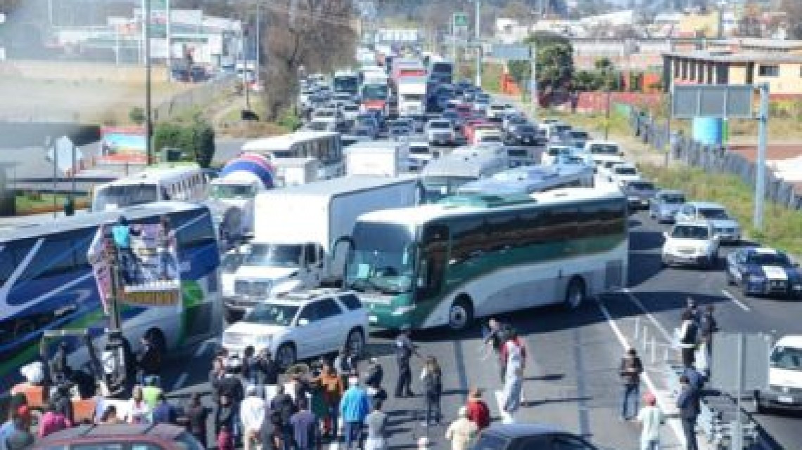En protesta por el "gasolinazo" bloquean ambos sentidos de la México-Toluca