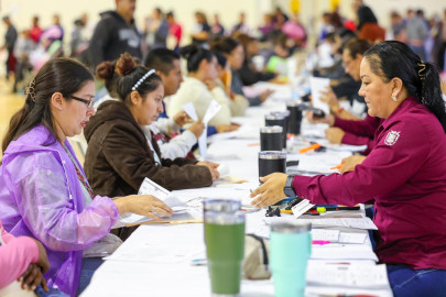 Entregó el Gobierno de Carlos Peña Ortiz tarjetas de Becas para Cuarto de Primaria 