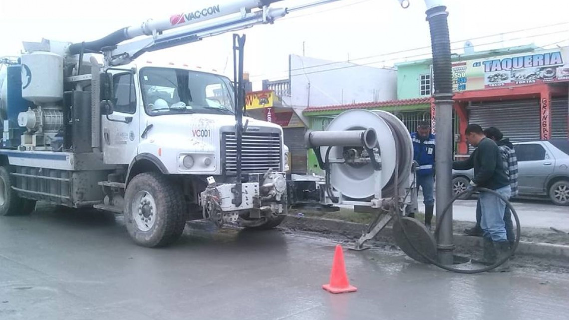 Comapa trabaja con equipo vactor