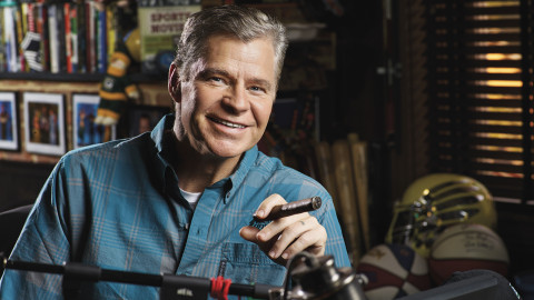 Vicegobernador de Texas atribuye tiroteos en escuelas a videojuegos y abortos