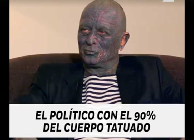 Político checo tiene tatuado el 90% de su cuerpo 