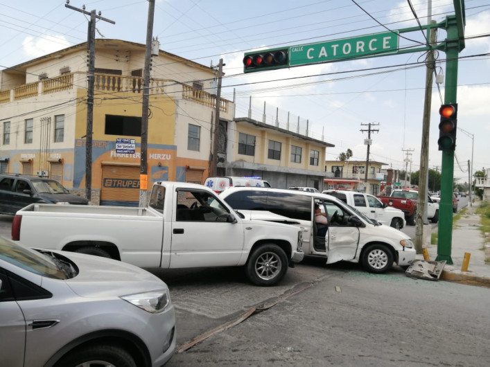 Una persona lesionada y fuertes daños en choque de la zona centro