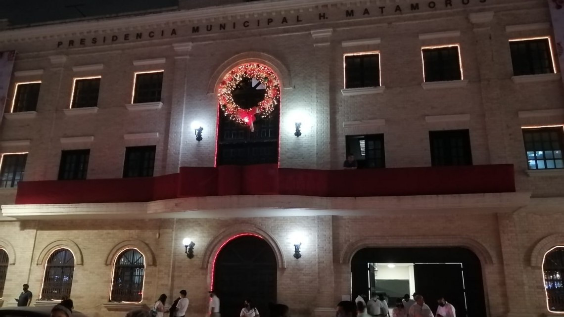 Alcalde Mario López realiza encendido del Pino