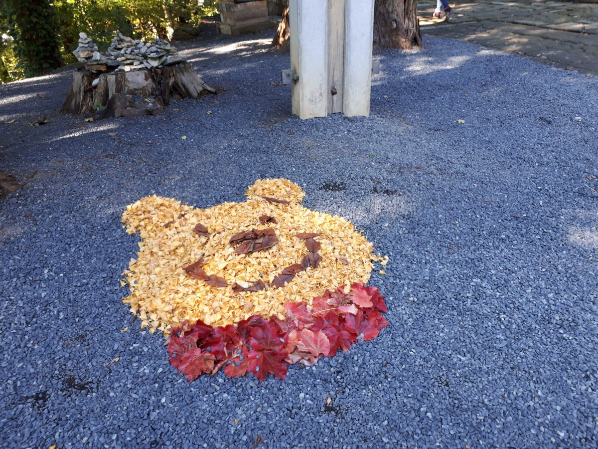 Obras de arte con hojas caídas en Japón