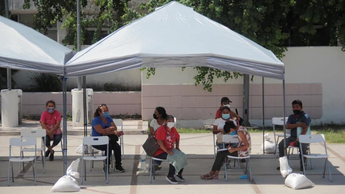 Gerardo Peña lleva apoyos a familias y personal médico en el Hospital General