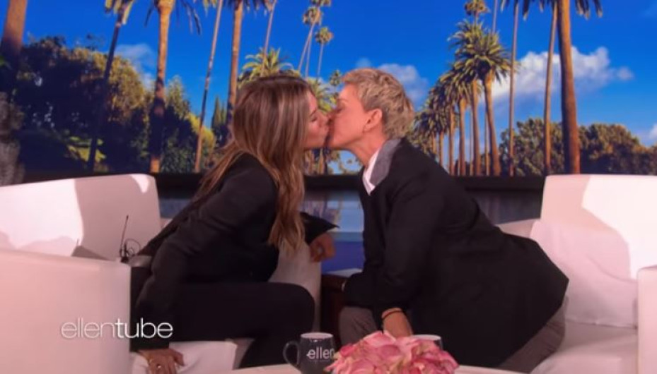 El beso entre Ellen DeGeneres y Jenifer Aniston 