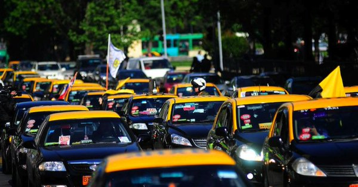 Taxistas chilenos protestan contra “Ley Uber”