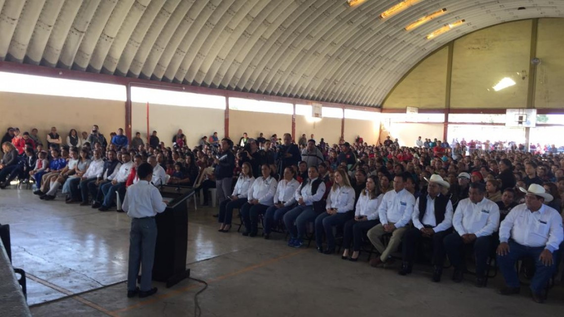 Respaldo a la educación con entrega de becas escolares