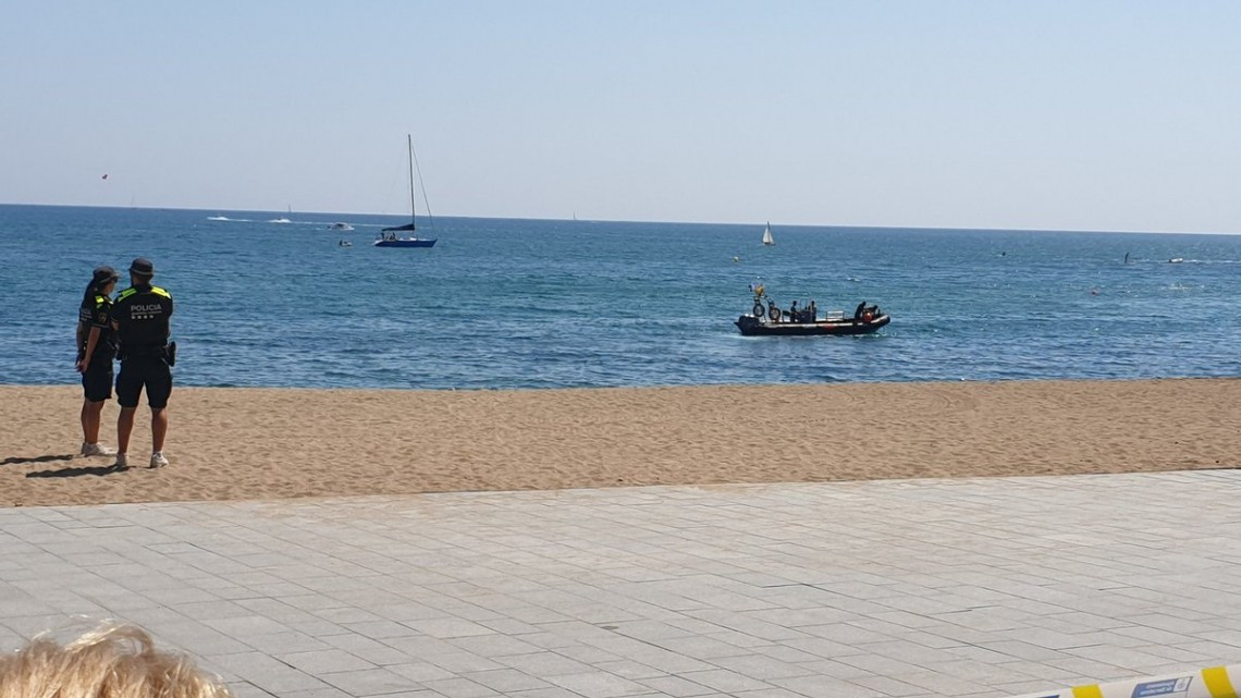 Desalojan playa de la Barceloneta por un artefacto explosivo