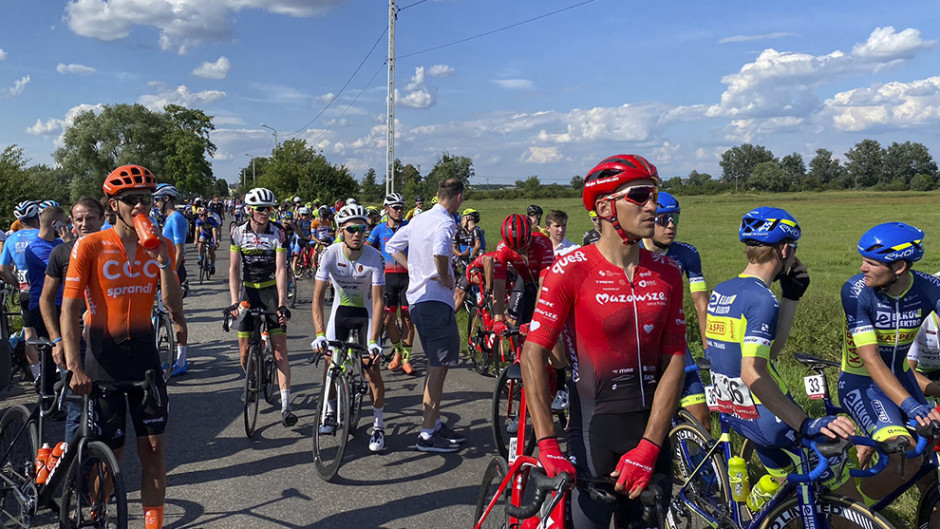 Primera etapa UCI cancelada por accidente