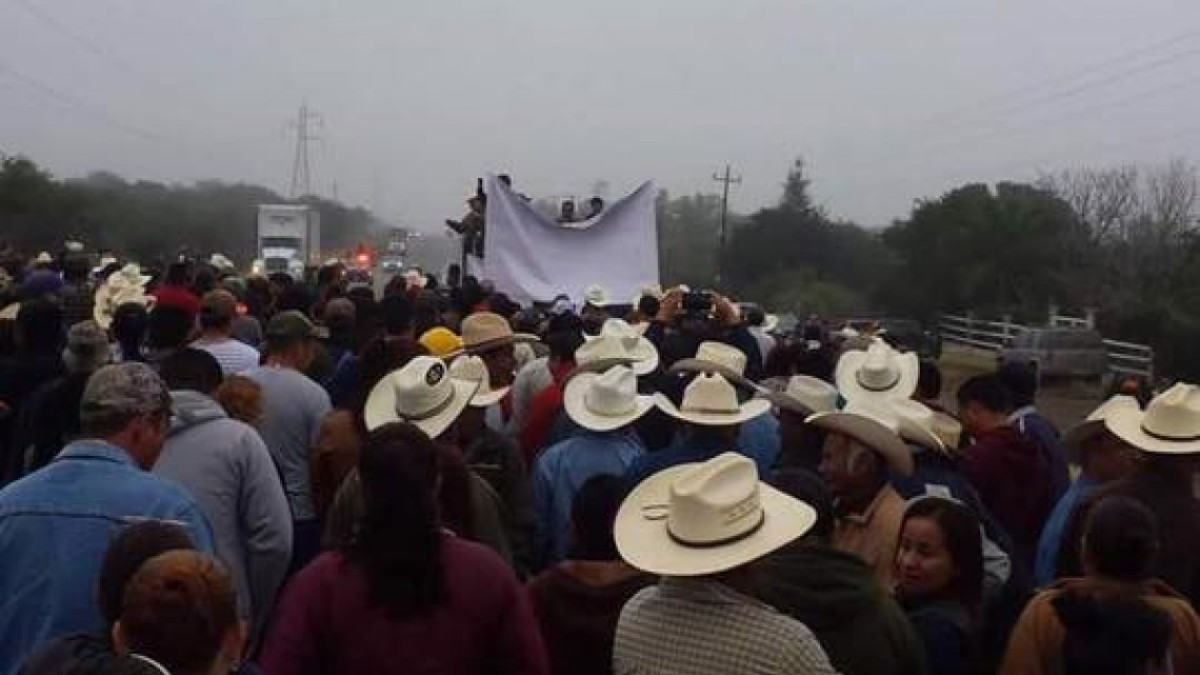 Bloquean carretera Victoria–Monterrey