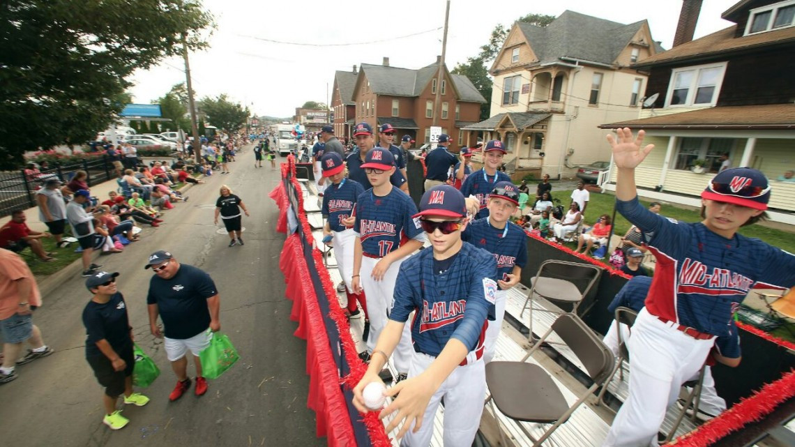 Equipos desfilan previo al arranque de la Serie Mundial LL