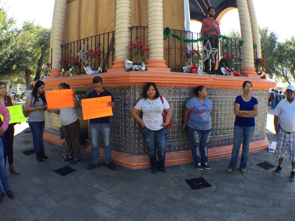 Maestros se manifiestan contra el aumento a la gasolina 
