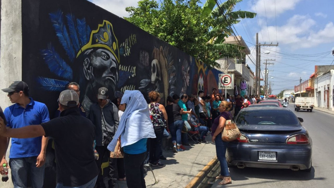 Esperan obreros largas horas para cobrar utilidades