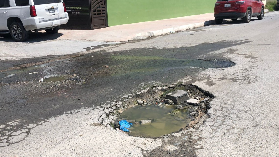 Vecinos de las Fuentes Sección Lomas exigen reparación de fugas y socavones