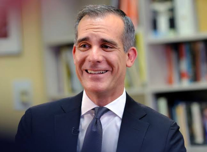 Alcalde de Los Ángeles defiende vacunación anticovid obligatoria