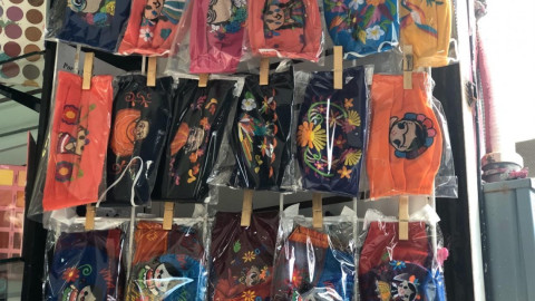 A falta del "grito", cubrebocas patrios rescatan comercio local
