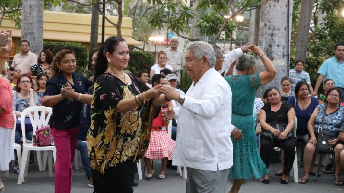 Con gran éxito se presenta la "Danzonera la Playa de Veracruz" en Tampico