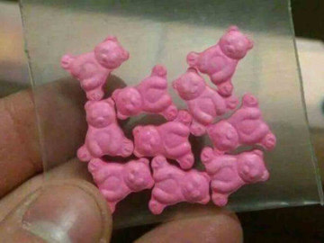 Arrestan a profesor que enseñaba receta de éxtasis a sus alumnos  