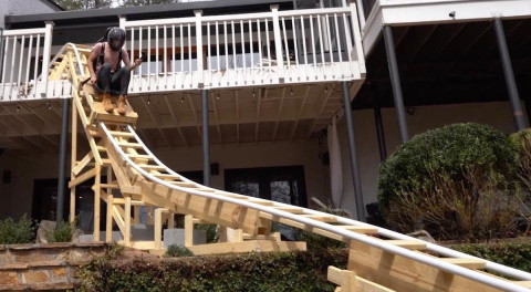 Joven construye su propia montaña rusa en su casa