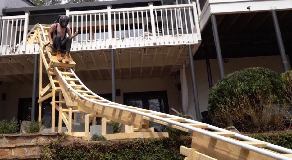 Joven construye su propia montaña rusa en su casa