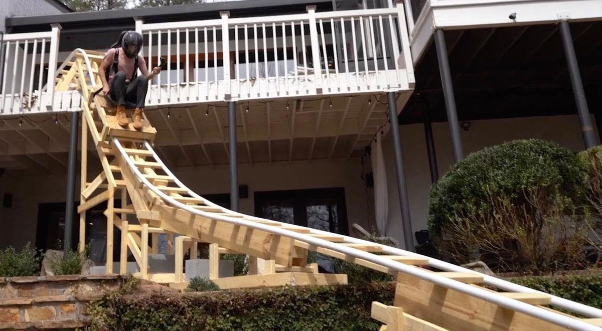 Joven construye su propia montaña rusa en su casa