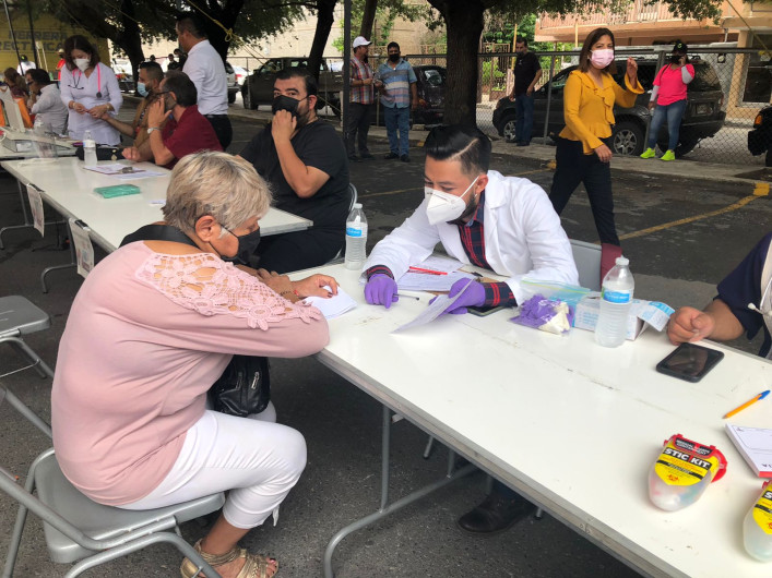 Carmen Lilia Canturosas lleva brigada médico asistencial "Con el corazón en tu colonia" a los habitantes del sector centro