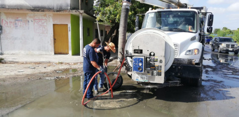 Apoyan con Vactor de Obras Públicas desazolve de red sanitaria