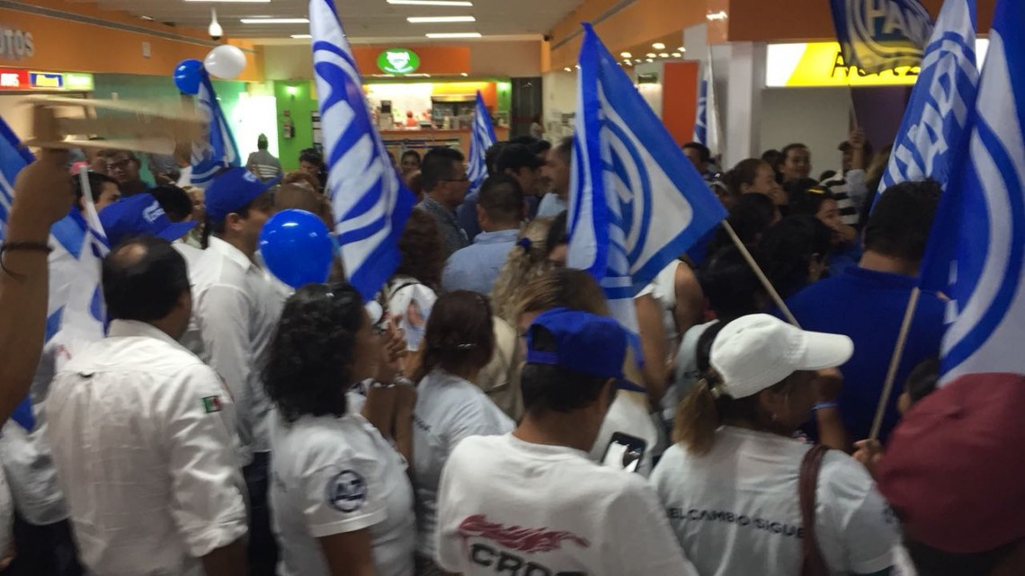 Abarrotan panistas aeropuerto de Tampico para recibir a Ricardo Anaya