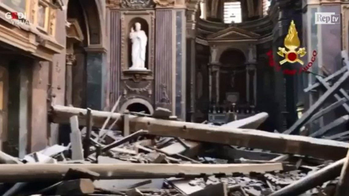 Se derrumba techo de iglesia en Roma
