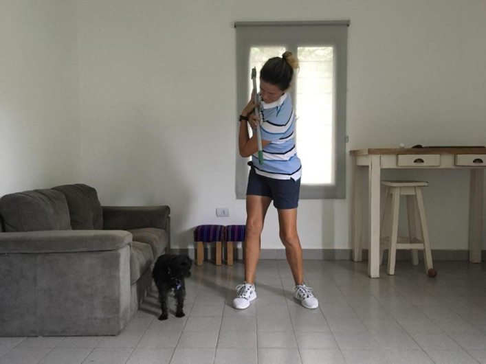 Antonieta Torres enseña a jugar golf durante la cuarentena