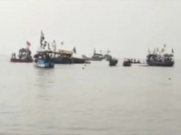 Barco pesquero vuelca en la India