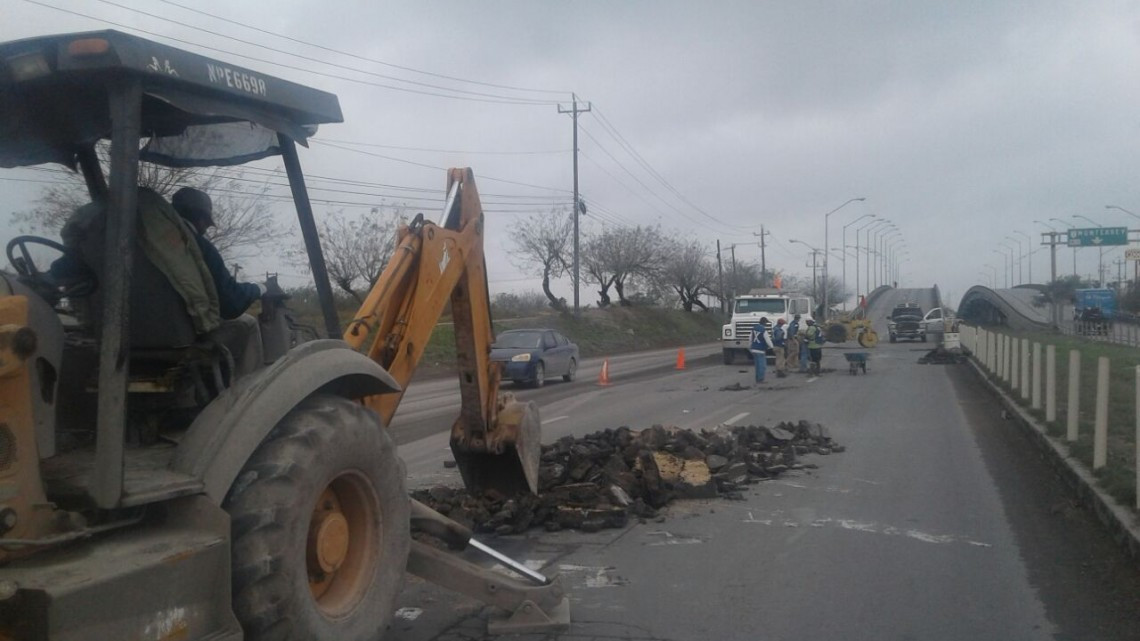 Reparan cuadrillas municipales carretera Reynosa-Río Bravo