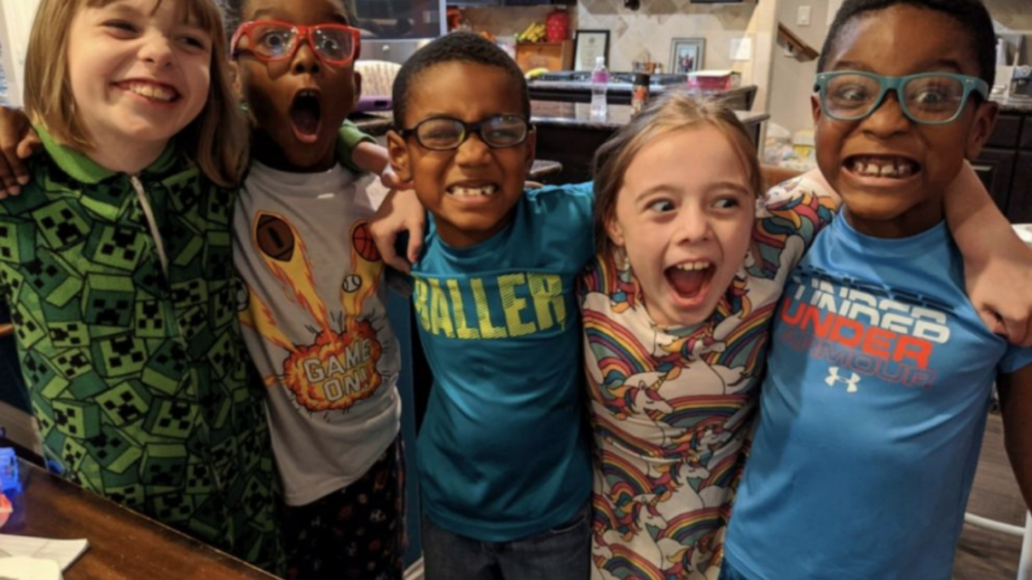 Familia adopta a cinco hermanos que fueron separados en casas de adopción 