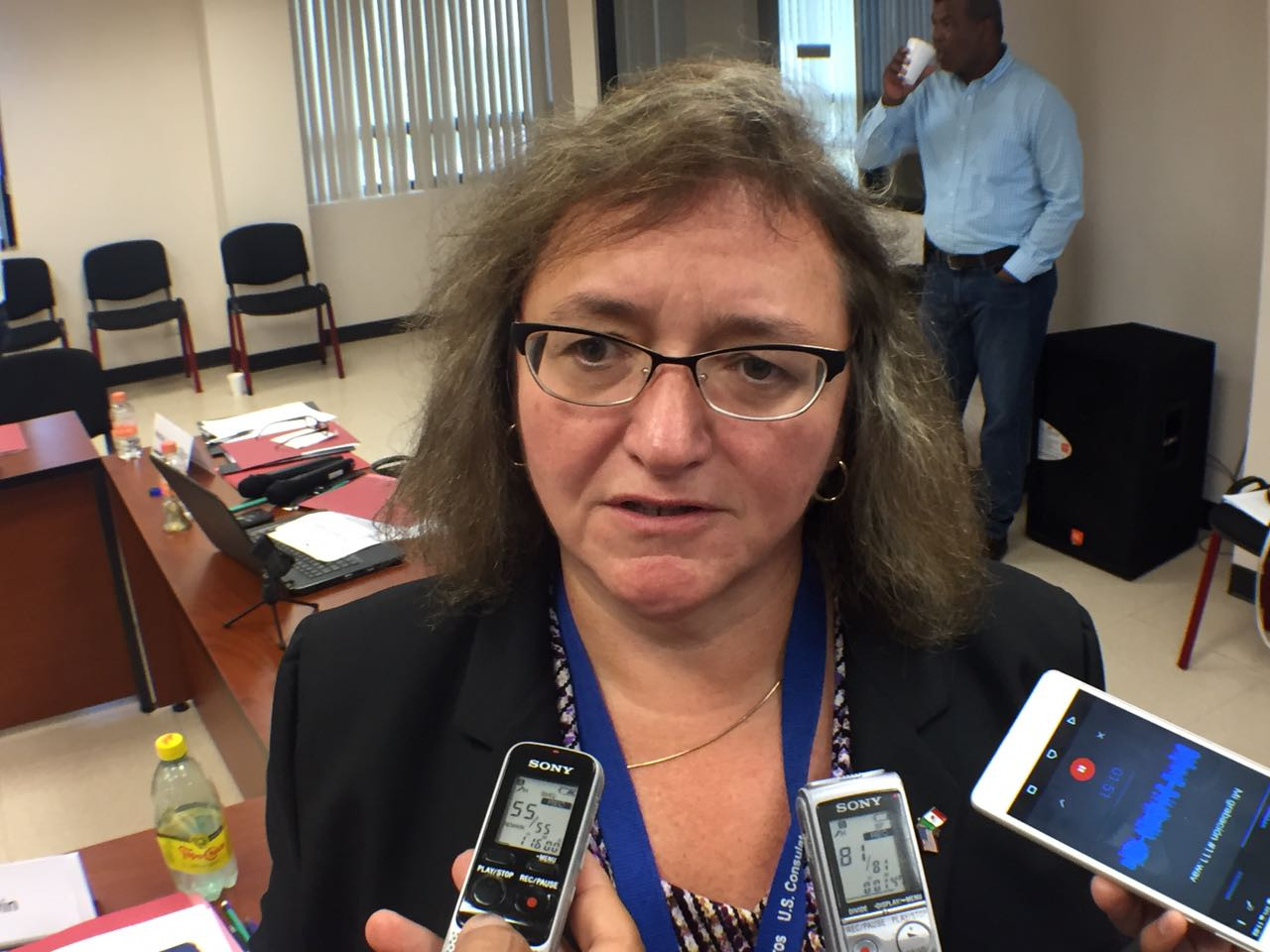 Angela Kerwin, reconoce que la política de EU está en revisión