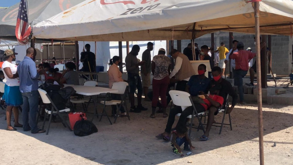 Saturan migrantes albergues, asociaciones buscan terreno para reubicarlos