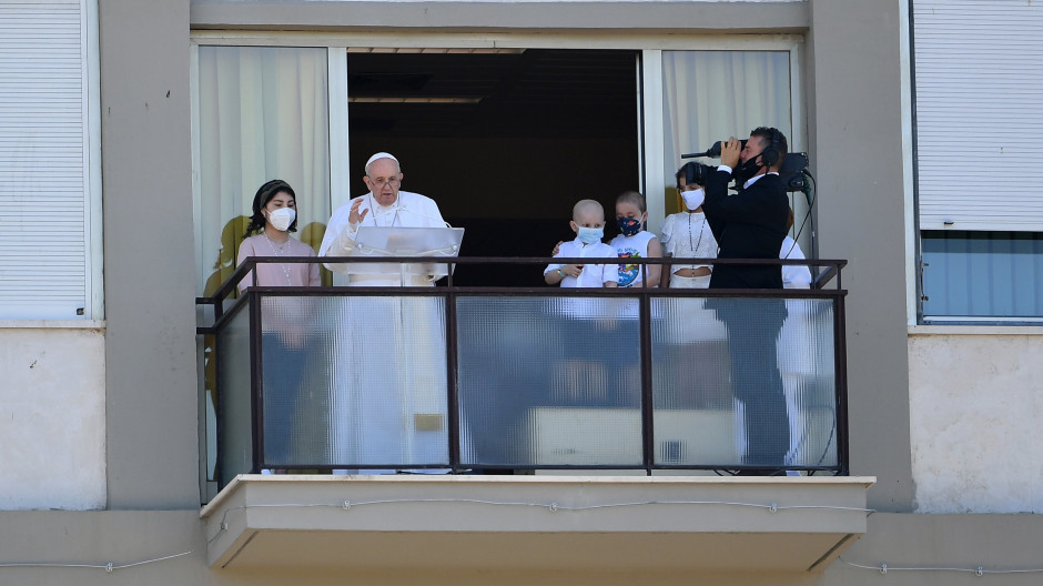 Papa Francisco hace primera aparición pública tras cirugía