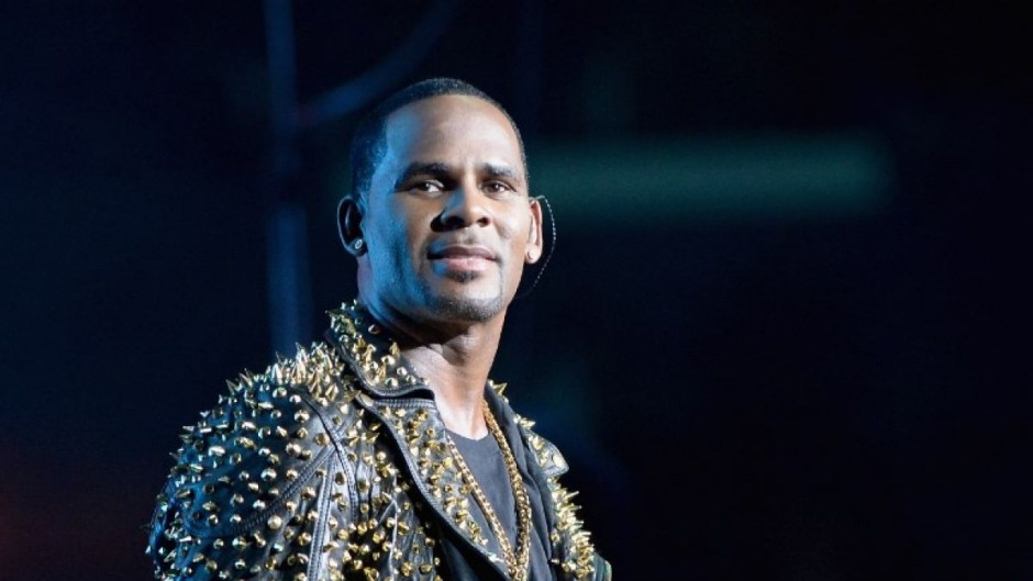 R. Kelly enfrenta 10 cargos por abuso sexual 