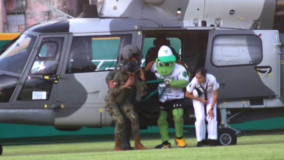 Utilizan helicóptero de la Marina para trasladar a la mascota de los Olmecas de Tabasco; genera polémica en redes