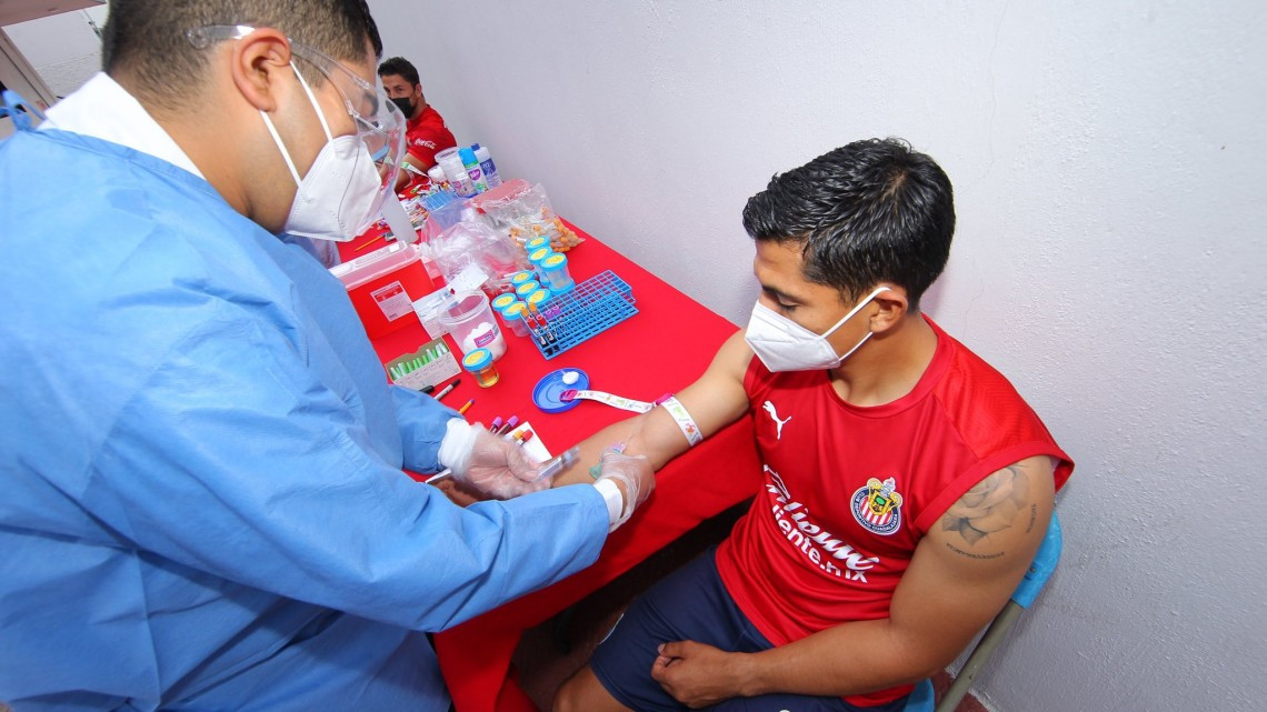 Se realizan jugadores de Chivas pruebas médicas de cara al próximo torneo 