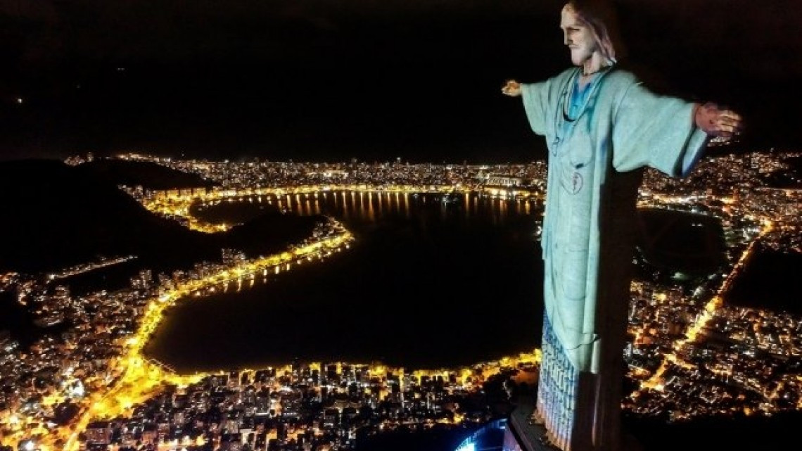 El Cristo Redentor de Río de Janeiro "se viste" de médico