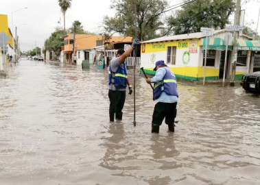 Retira la COMAPA basura de alcantarillas y pluviales