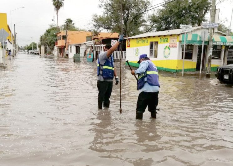 Retira la COMAPA basura de alcantarillas y pluviales