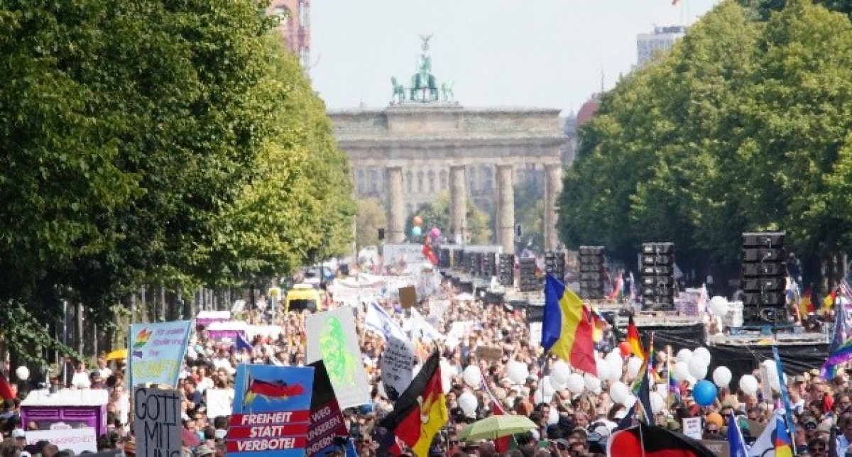 Policía de Berlín dispersa manifestación anticovid