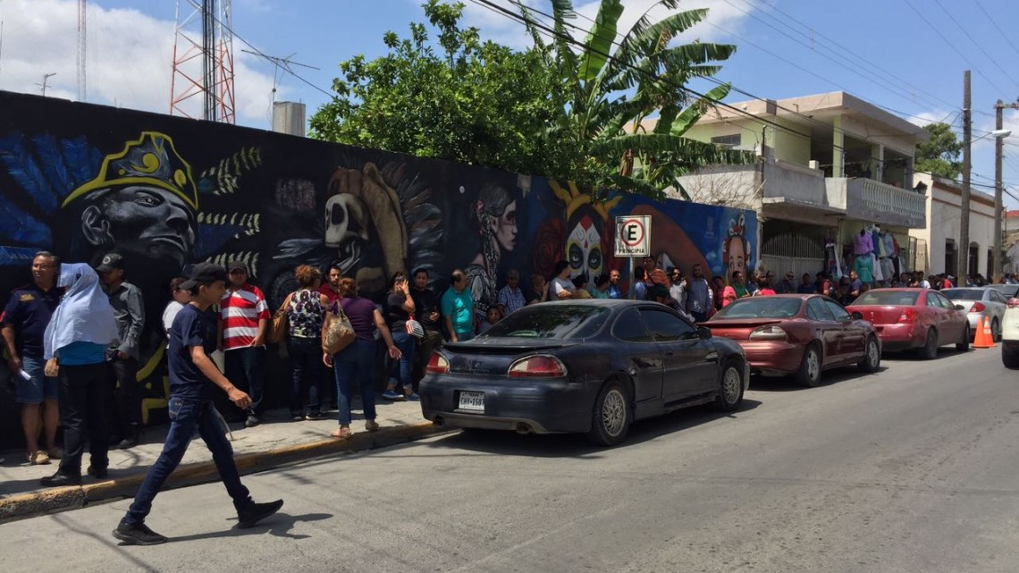 Esperan obreros largas horas para cobrar utilidades